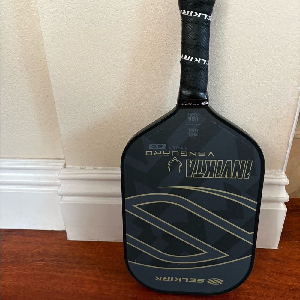 Selkirk Vanguard 2.0 Pickleball Paddle - Black and Red